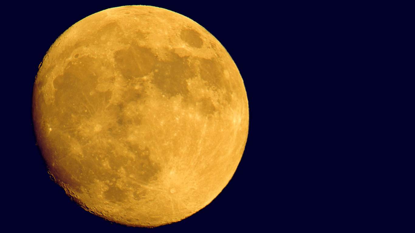 Der Vollmond steht im Winter höher als im Sommer