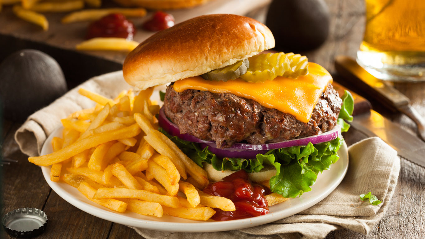 Burger und Pommes