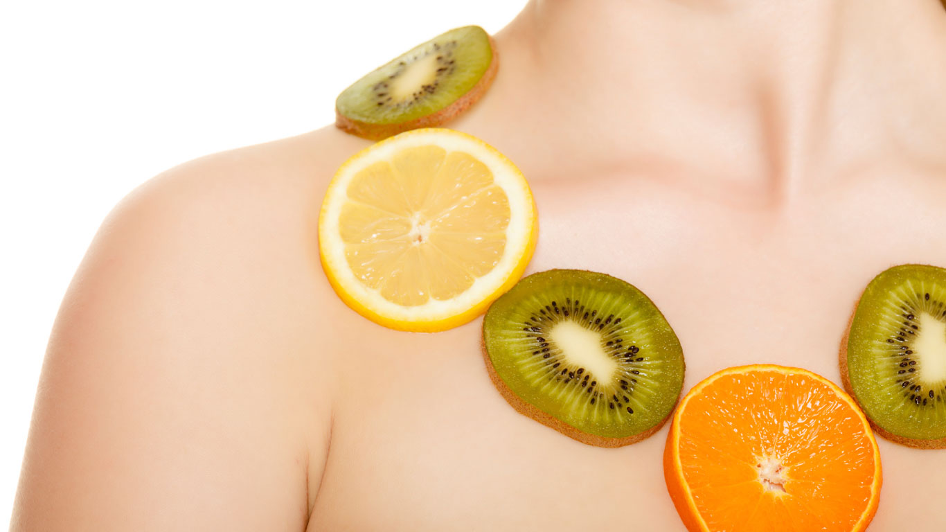 Kette aus Obst um den Hals