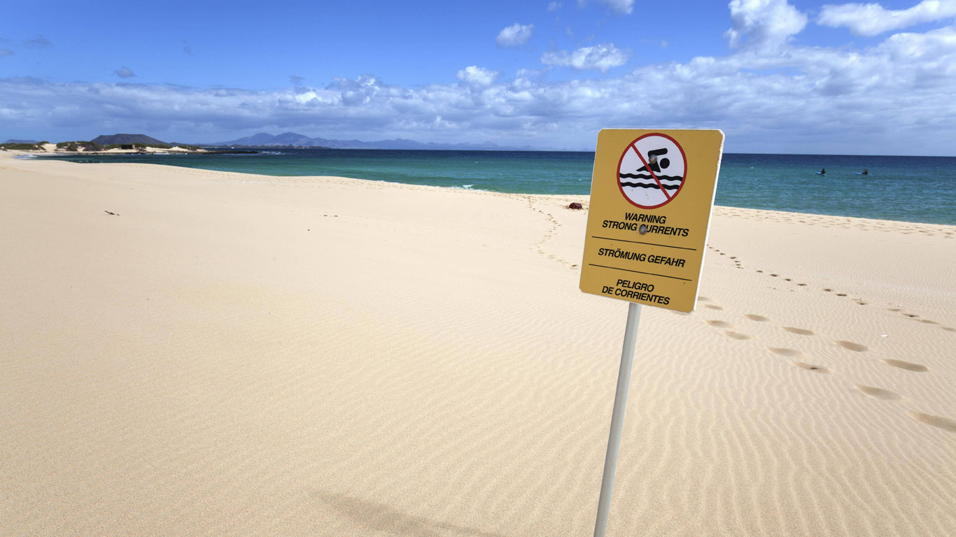 Warnschild am Strand vor Meeresströmungen